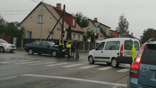Фотофакт: утренняя авария на улице Смилшу