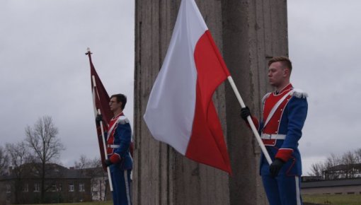 Neatkarīgā izpilda himnu:     !