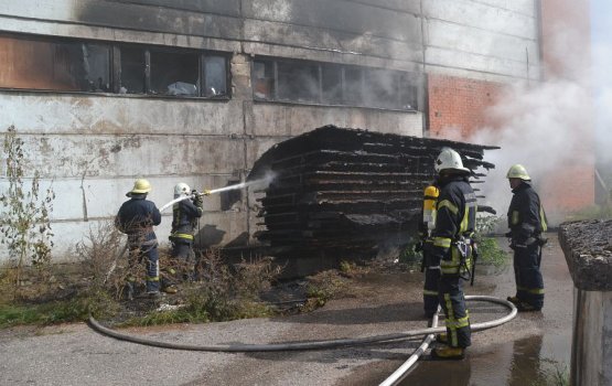 Daugavpilī bijušā apavu kombināta teritorijā izcēlies ugunsgrēks