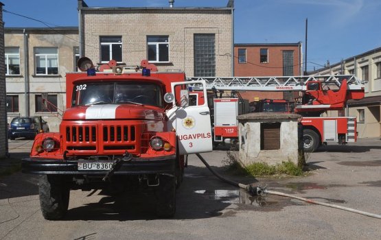 Daugavpilī bijušā apavu kombināta teritorijā izcēlies ugunsgrēks