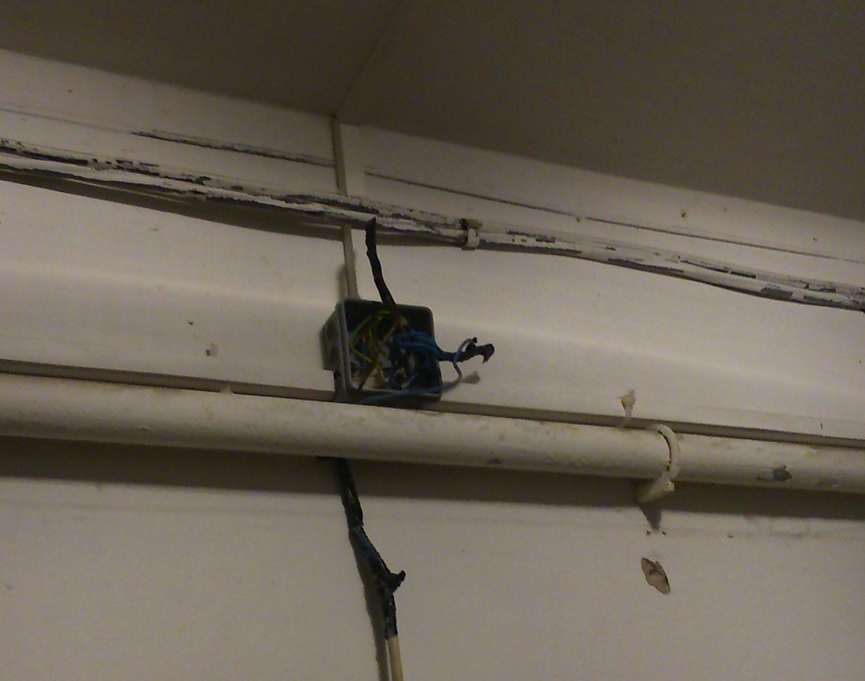 Жилец решил разделить счет за электричество с соседями?