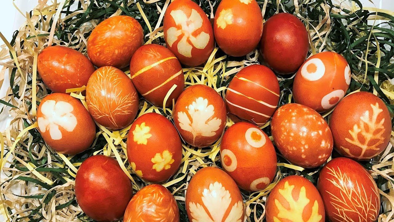 Как покрасить яйца луком