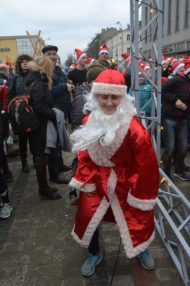 Jaungada skrējiens pulcēja lielu skrējēju komandu