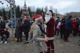 Jaungada skrējiens pulcēja lielu skrējēju komandu