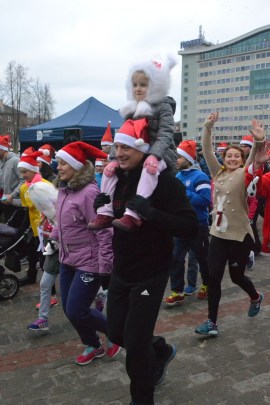 Jaungada skrējiens pulcēja lielu skrējēju komandu