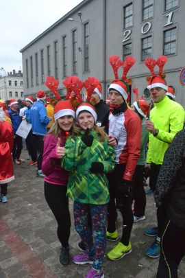 Jaungada skrējiens pulcēja lielu skrējēju komandu