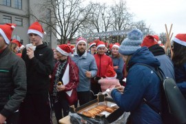 Jaungada skrējiens pulcēja lielu skrējēju komandu