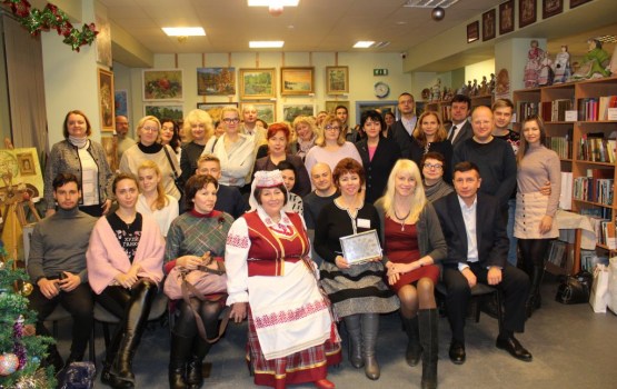 Минские врачи одарили Белорусский дом слуцким поясом
