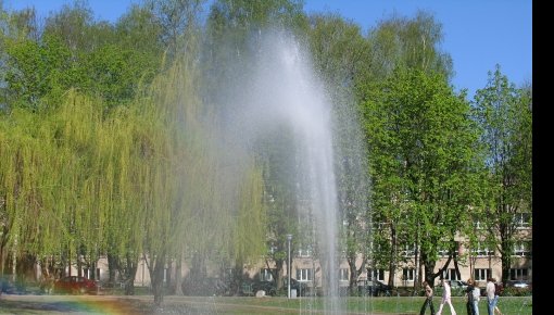 Фонтаны били голубые…