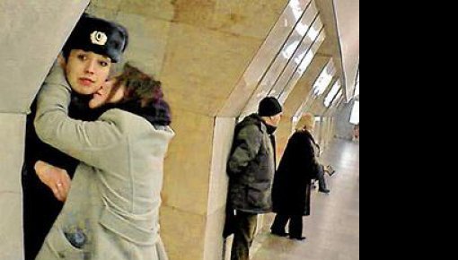 Девушки из арт-группы "Война" насильно целуют женщин-милиционеров (видео)