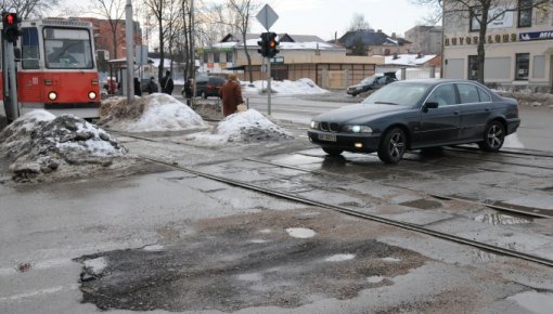 Латвийские дороги разрушают автомобили - кто будет отвечать?