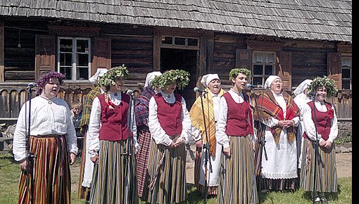 «Аугшдаугава» пела и плясала