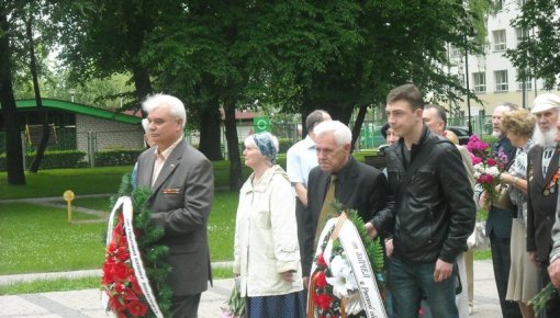 22 июня: «Поклонимся же низко красноармейцу, советским женщинам, детям и старикам…»