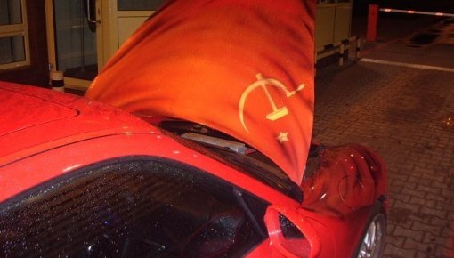 Пограничники отказались впустить в Литву Porsche с символикой СССР