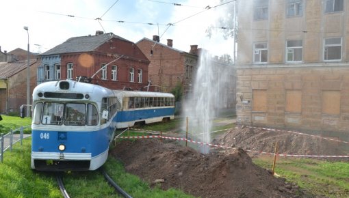 Из пробитой рабочими трубы фонтан бил выше третьего этажа