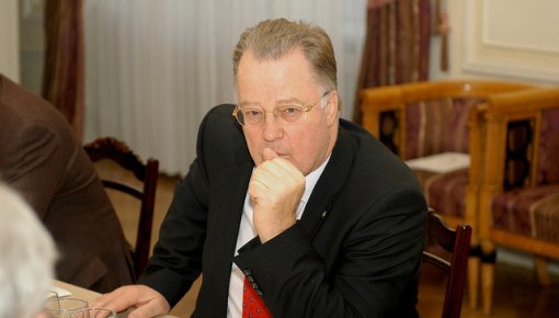 Улманис предлагает выдавать гражданство за хорошее поведение