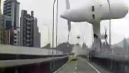 В Тайване пассажирский самолет задел мост и упал в реку (видео)