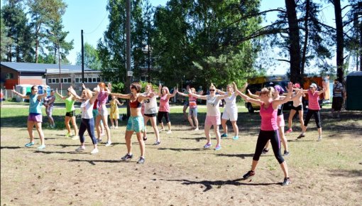 На стропском пляже прошло первое публичное занятие зумбой