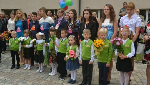 1 сентября в 12-й средней школе: песни и танцы