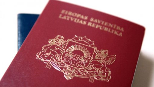 Евродепутаты передали в Европарламент петицию с подписями в поддержку неграждан