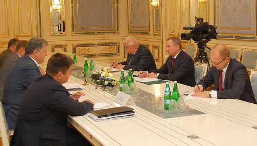 Порошенко встретился с Макеем