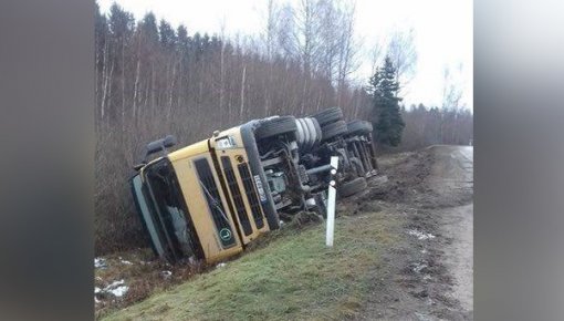 Фотофакт: водитель фуры заснул за рулем