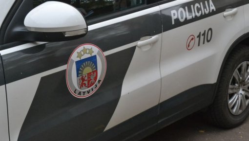 На улице Лиела Audi врезалась в ограждение