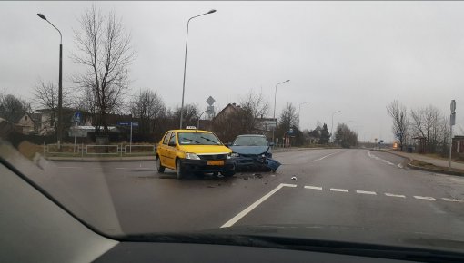 На перекрестке столкнулись легковушка и такси