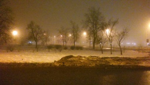 В тумане пешеходы превратились в призраков