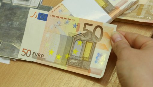 Порог риска бедности в Латвии подняли с 291 до 318 евро