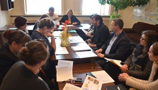 Рабочая группа трудится над оформлением весенних праздников