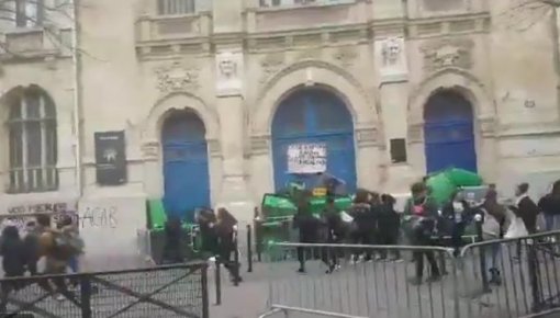 В Париже протестующие против полицейского произвола заблокировали более десятка лицеев