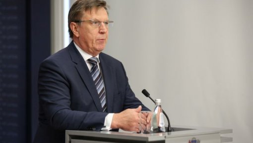 Премьер отказался принять график повышения зарплат учителей