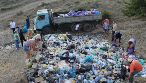 У дома и кабинета двух крымских чиновников вывалили мусор