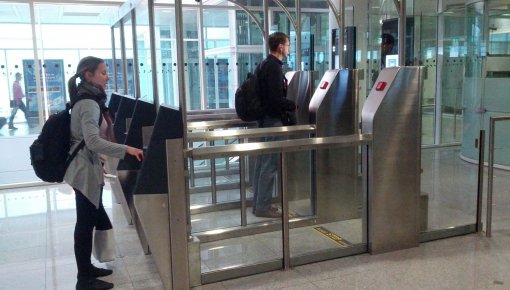 Евросоюз потребовал выдавать биометрические паспорта жителям Крыма и Донбасса