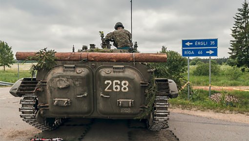 На Рижской окружной дороге перевернулся прицеп военной машины