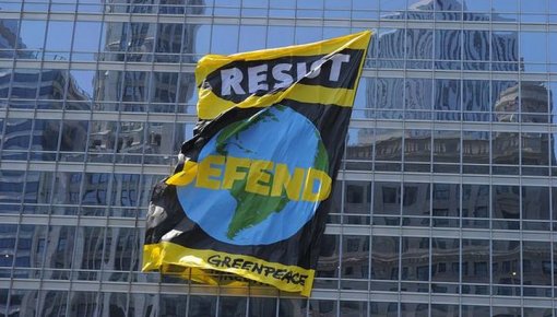 Greenpeace вывесил транспаранты на небоскребе Трампа в Чикаго и на мосту в Гамбурге