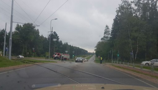Утро началось с ликвидации опасной лужи