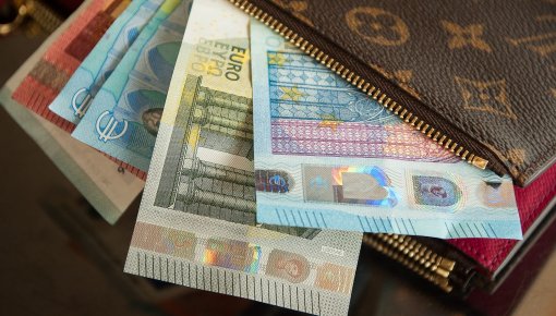 Восемь сотрудников ЦИК в декабре получили премии на 10 тысяч евро