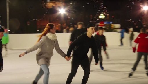 Каток на площади Виенибас пользуется популярностью (ВИДЕО)