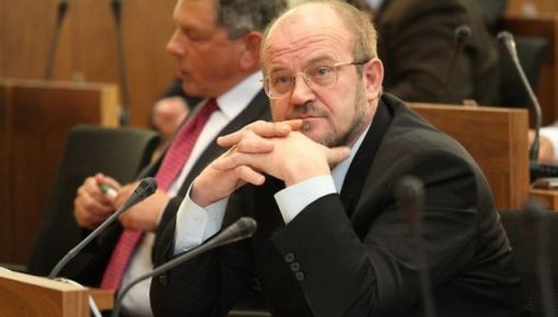 «Латвияс авизе» в шоке: даже депутат Адамсонс получает пенсию России!