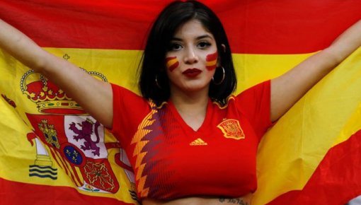 FIFA потребует реже показывать красивых болельщиц на трибунах