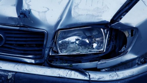 ДТП в Риге: машина BMW перевернулась, молодой водитель погиб