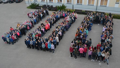 «Латвии – 100»: 9 средняя школа присоединилась к флешмобу