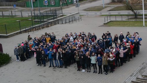 «Латвии – 100»: 13 средняя школа присоединилась к флешмобу