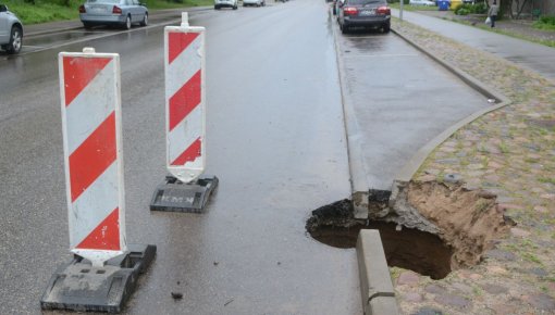 Асфальт провалился из-за гидравлических проверок