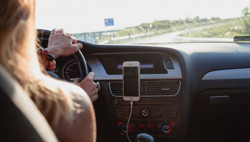 «В CSDD заваливают на экзамене». Мать оскорбилась за дочь, которая пять раз неудачно сдавала на права