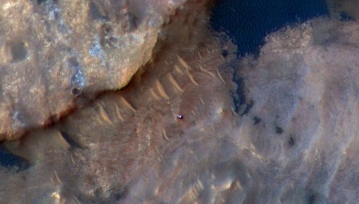 NASA показало фото марсохода Curiosity, сделанное с орбиты Красной планеты