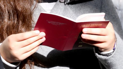Сейм одобрил инициативу Вейониса о прекращении предоставления статуса неграждан детям