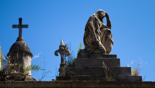 «Платите!»: могильщик в Риге шантажирует близких покойных